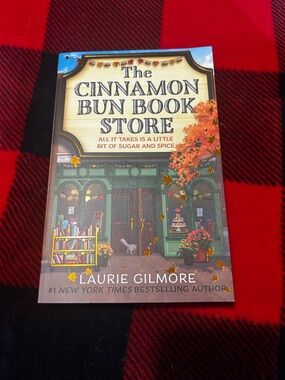 The Cinnamon Bun Book Store by Laurie Gilmore - Green Cover